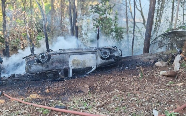 Capotamento deixa dois feridos e provoca incêndio em veículo no Oeste de SC