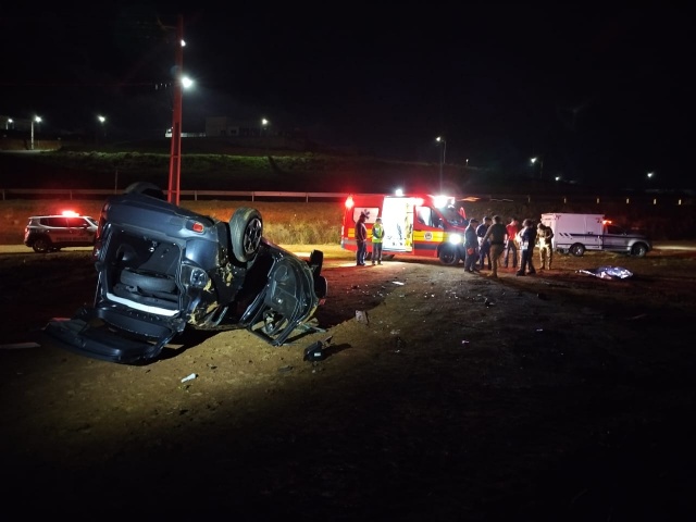 Carro capota e homem morre em acidente