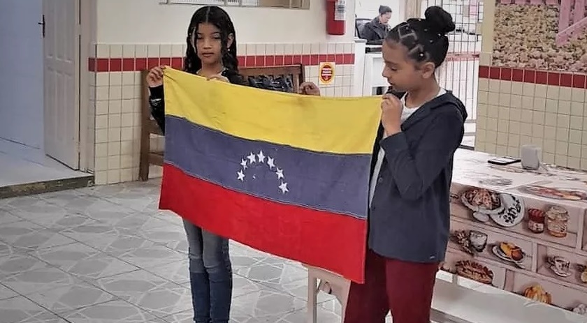 Escola passa a cantar hino da Venezuela para valorizar imigrantes: 'troca de respeito, disciplina e amor'