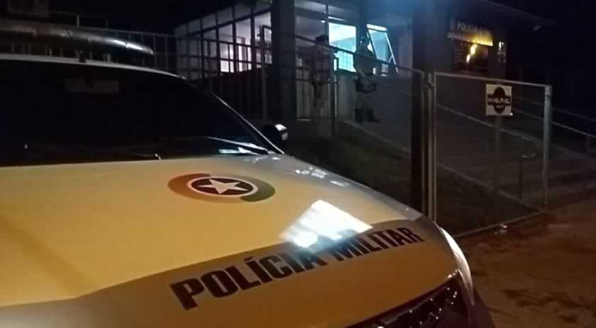 Idoso suspeito de dar socos no rosto da esposa morre na delegacia