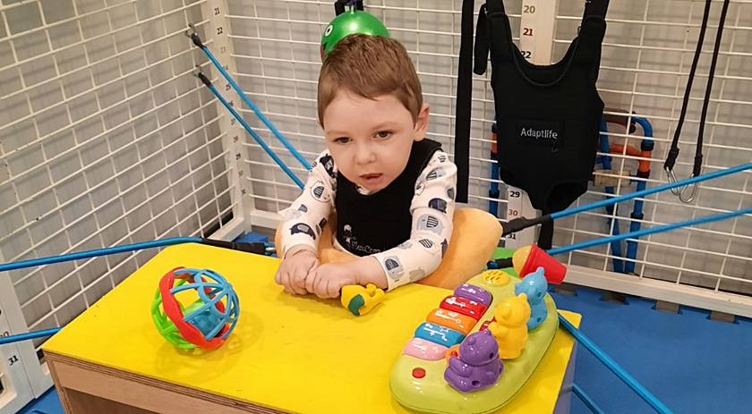 Pais realizam ação entre amigos para pedir ajuda ao filho de dois anos com Paralisia Cerebral e Epilepsia Refratária