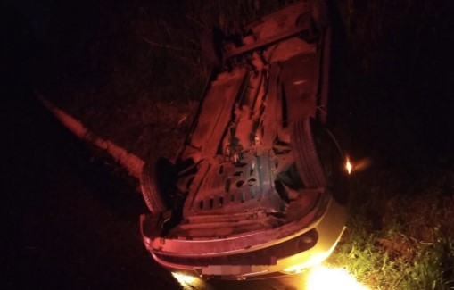 Homem fica ferido após carro bater em barranco e capotar na BR-282