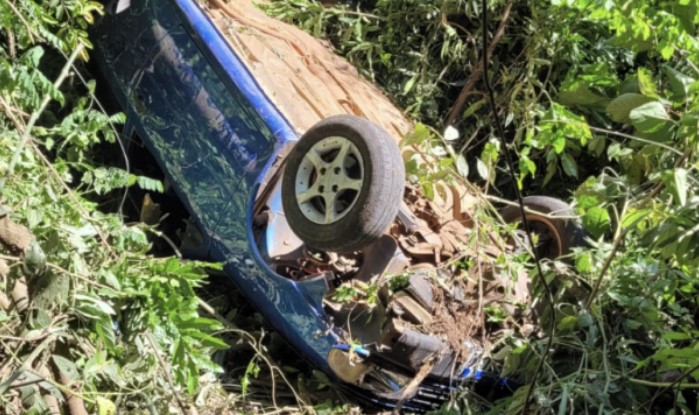 Capotamento de Gol em ribanceira deixa jovem de 18 anos ferida