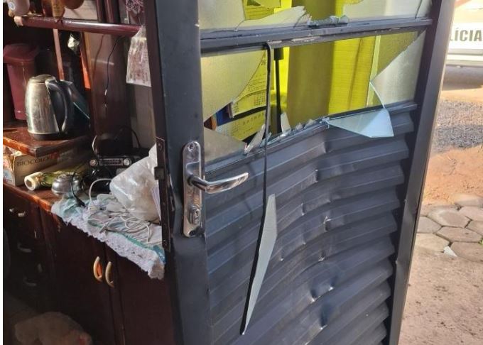 Jovem é preso ao agredir mãe e primo