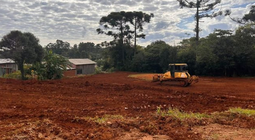 Iniciada implantação de quadra de areia e realocação de parquinho