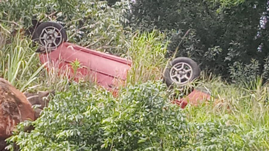 Jovem é ejetado de veículo e morre em acidente na SC 283
