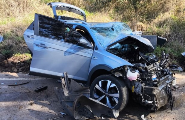 Colisão entre carro e caminhão deixa dois idosos feridos na SC-154