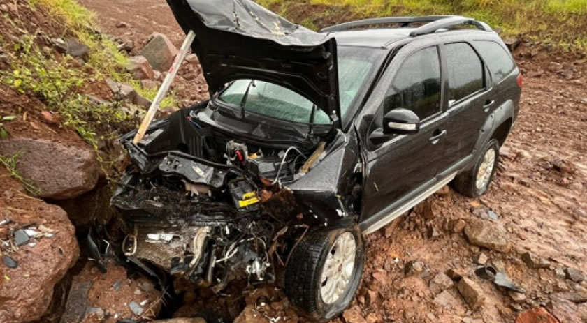 Homem sai da pista e bate contra pedras no interior