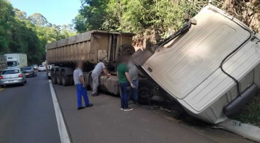 Homem morre após colisão entre carro e carreta na BR-282