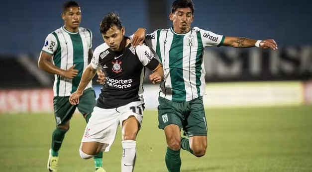 Corinthians joga mal, mas vence Racing e sobe para segundo no grupo da Sul-Americana