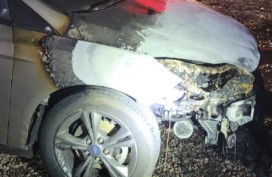 Incêndio atinge carro em garagem no centro