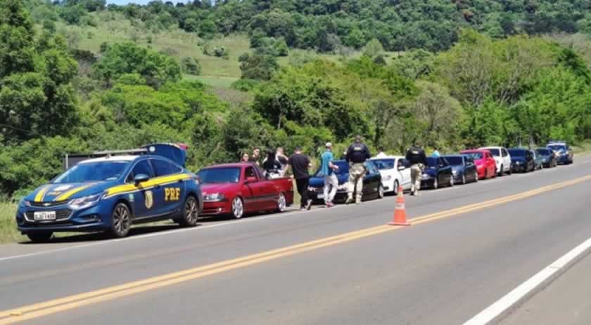 Comboio de carros rebaixados são apreendidos por crime de trânsito em SC, diz PRF