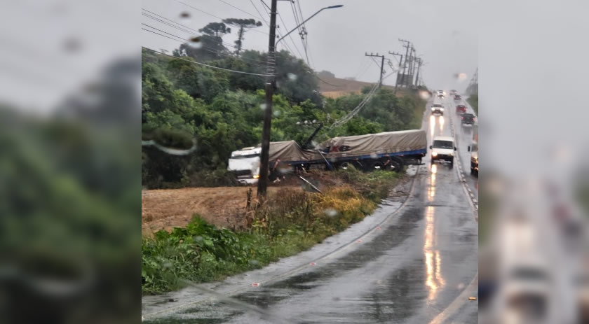 Carreta perde o controle e colide com poste de energia na SC-163 entre Descanso e São Miguel do Oeste
