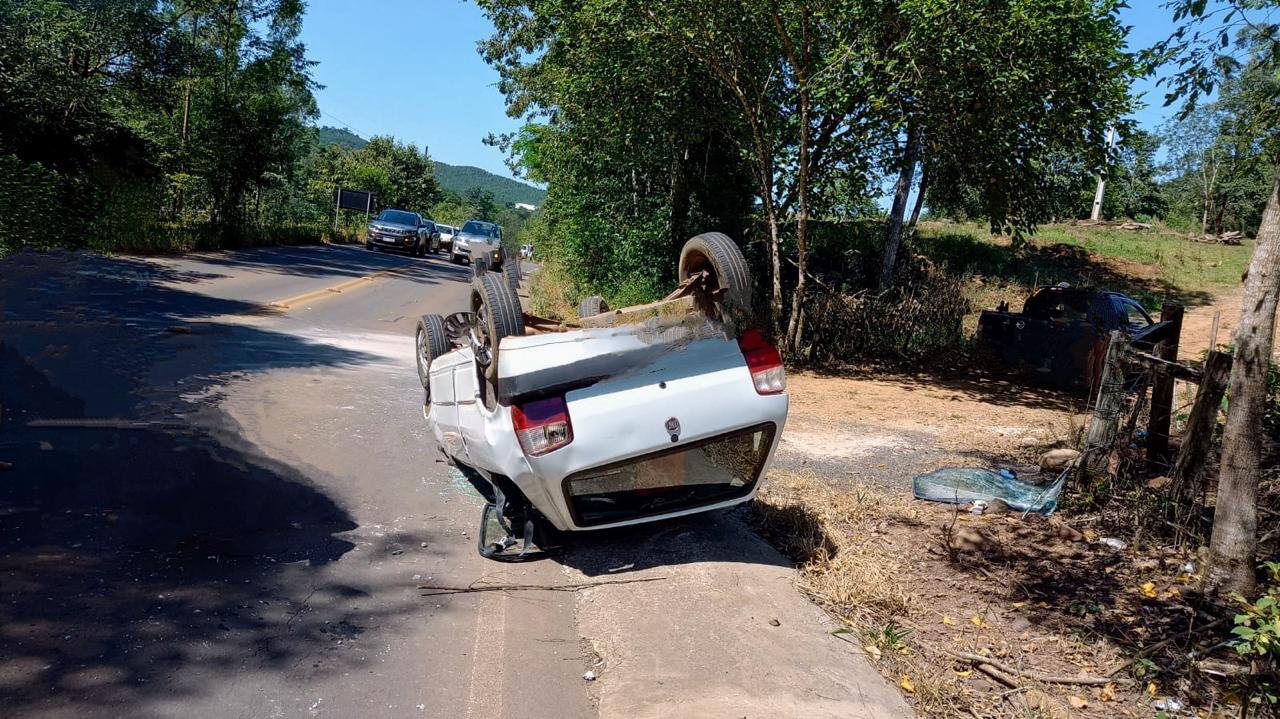 Idoso perde o controle da direção e veículo capota na SC 283