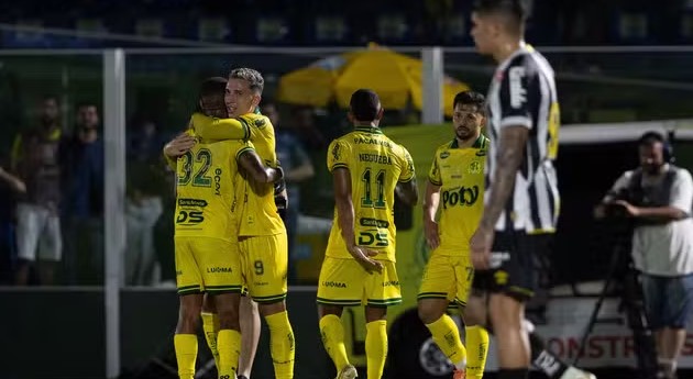 Com Ancelotti de olho, Gabigol faz dois gols e dá empate ao Santos com Mirassol