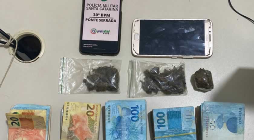 Drogas e dinheiro são encontrados em carro de criminosos que trocaram tiros com a polícia na BR-282