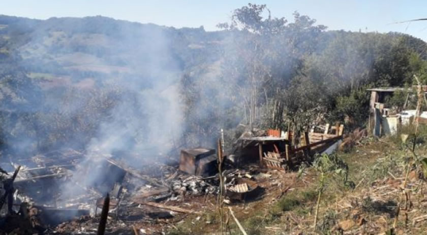 Homem deixa fogão a lenha aceso e casa de madeira fica totalmente destruída após incêndio