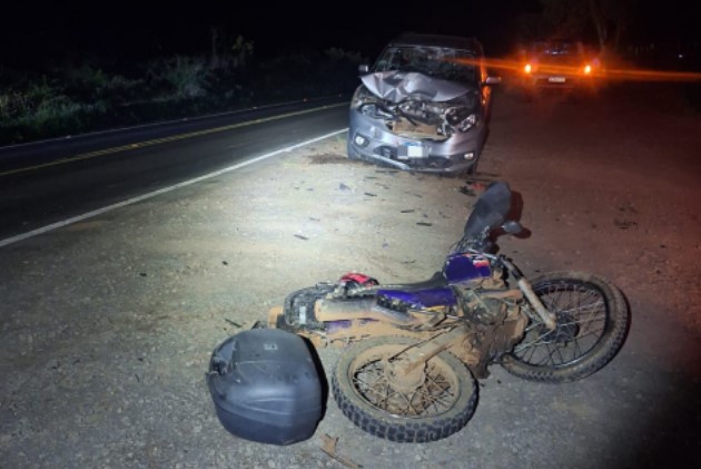 Homem fica ferido em colisão entre carro e moto na SC-160