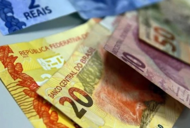 Trabalhadores do comércio podem ter salário mínimo de R$ 2.500 com novo projeto na Câmara