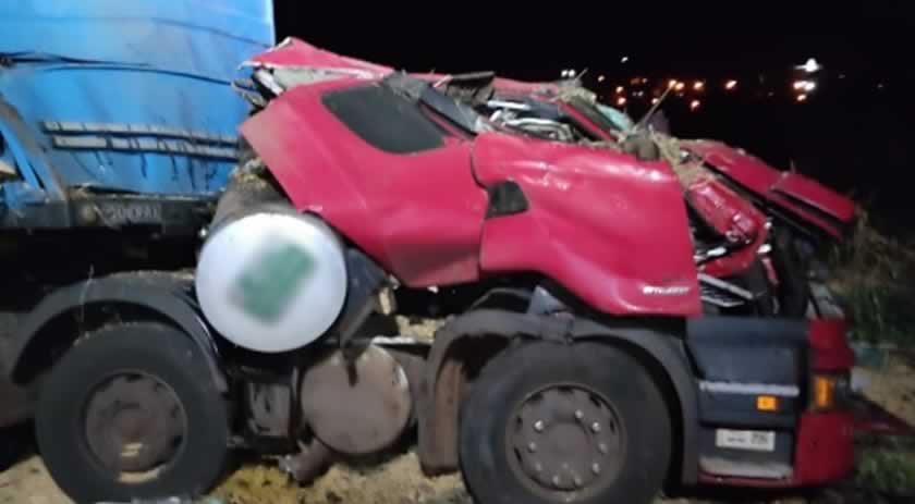 Motorista sofre ferimentos graves após tombar caminhão