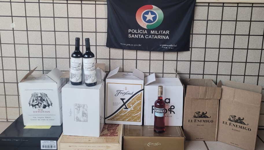 Polícia Militar apreende 59 garrafas de vinho argentino em operação na BR-163