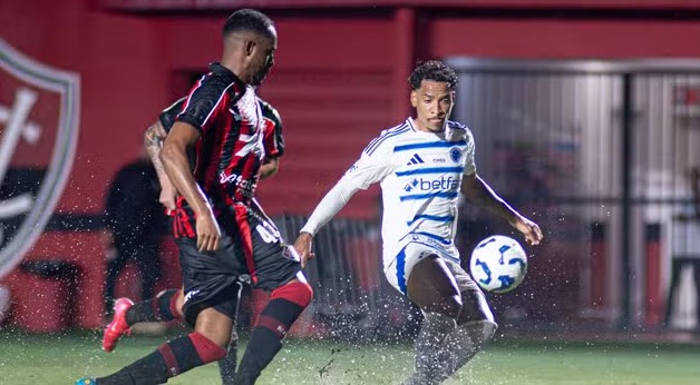 Vitória e Cruzeiro empatam jogo marcado por gramado encharcado e cena forte