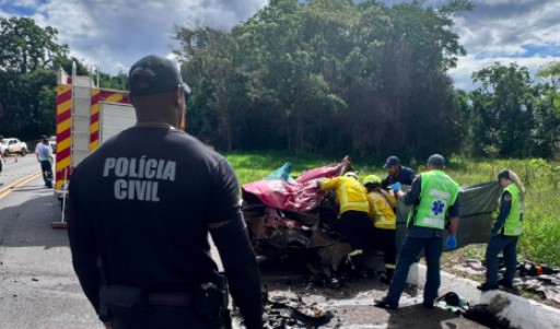Homem morre em colisão frontal entre carro e carreta na BR-282