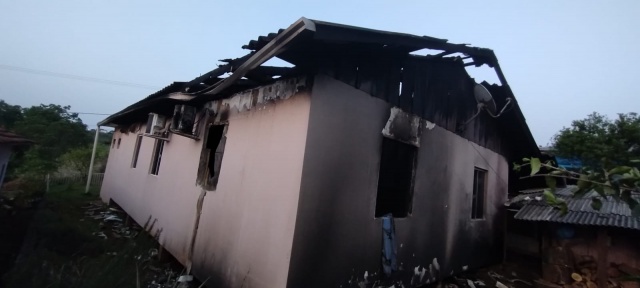 Incêndio atinge residência no centro de Iporã do Oeste; bombeiros controlam as chamas