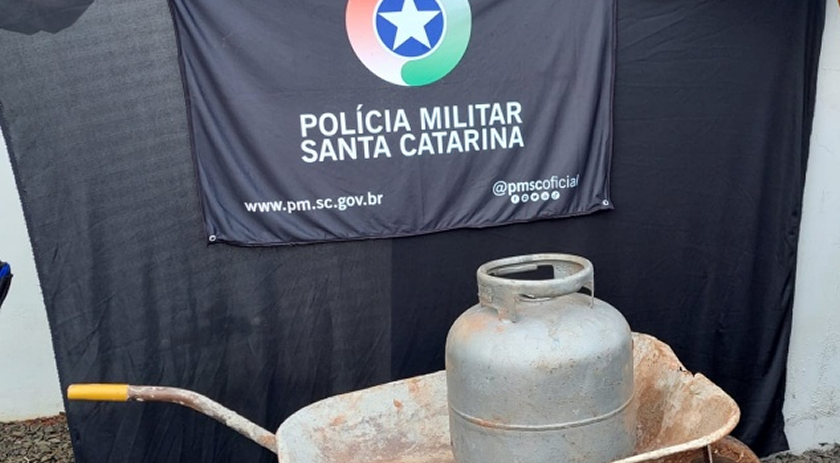 Homens furtam botijão de gás, passam na frente do quartel da PM e acabam presos