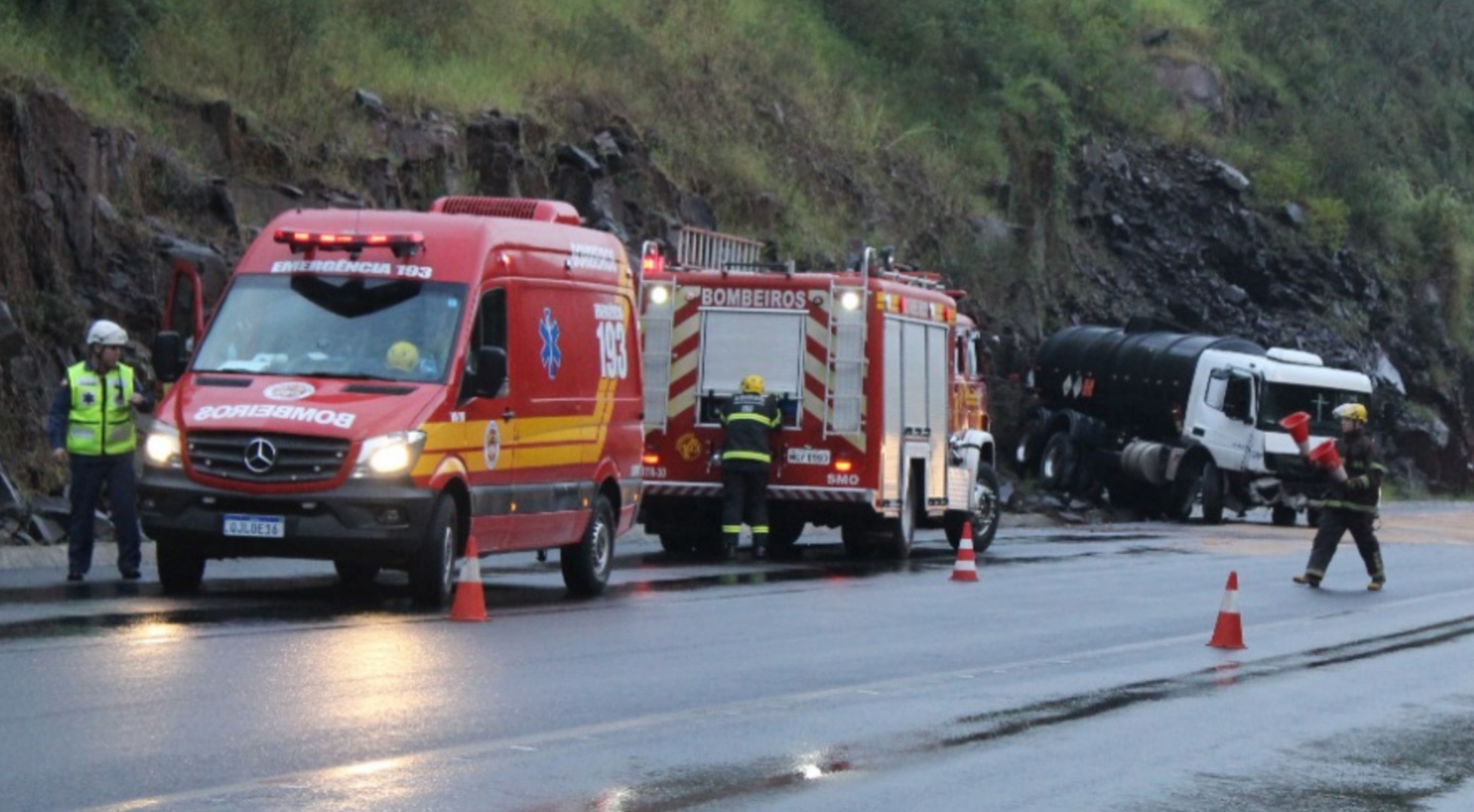 Caminhão colide em paredão de pedras na BR282