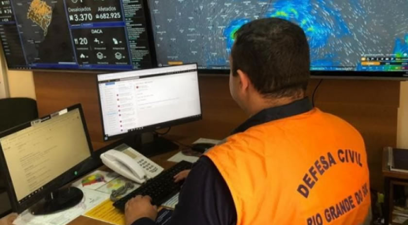 Passagem de tempestade Yakecan com ventos de mais de 90 km/h deixa milhares sem luz no RS; No Oeste de SC, o vento deve variar entre 40 a 55km/h