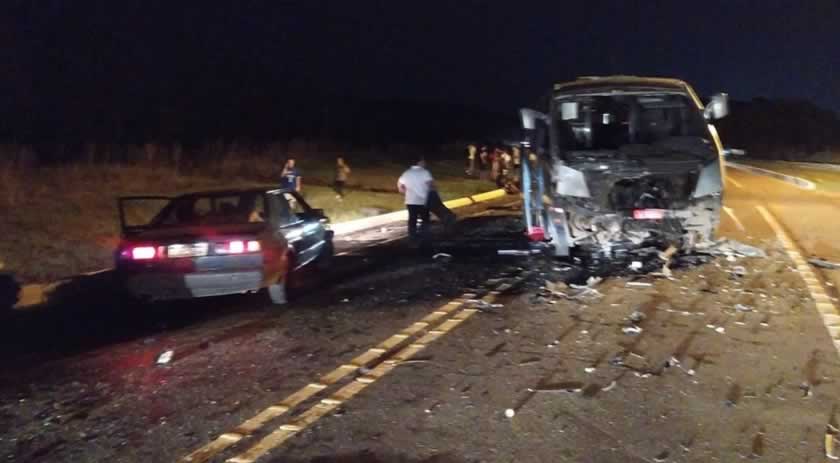 Acidente entre caminhonete e micro-ônibus com atletas de vôlei na BR-282 deixa mortos em SC