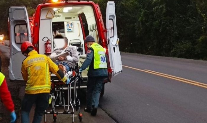 Motociclista e passageira ficam feridos após atropelarem cachorro na BR-158