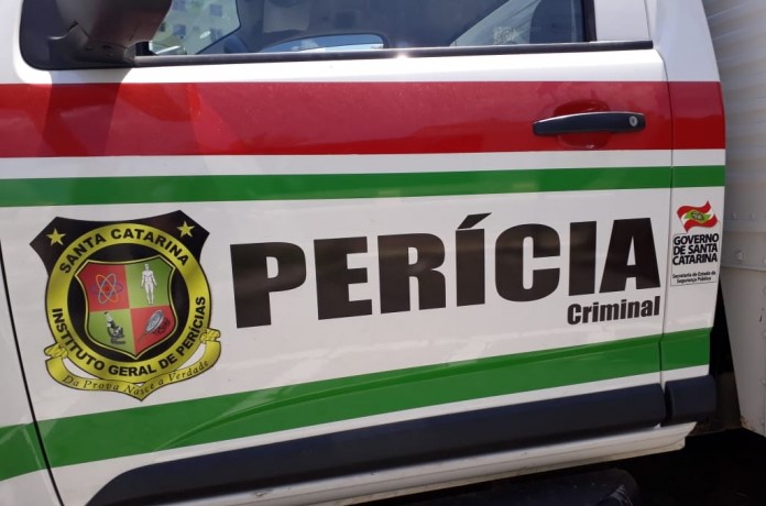 Mulher reage a invasão, desarma agressor e o mata a tiros