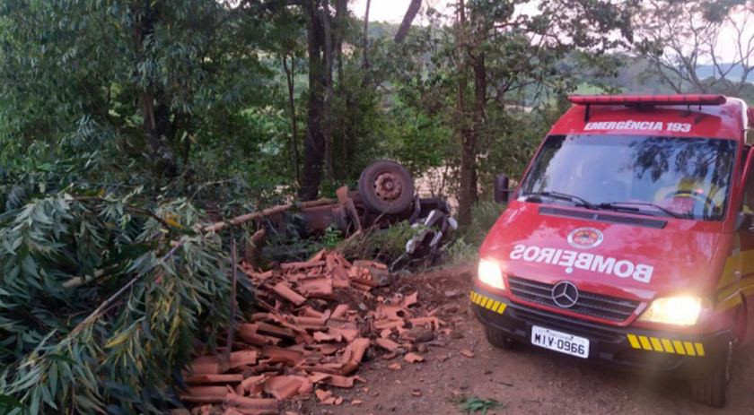 Duas pessoas morrem após caminhão tombar em barranco