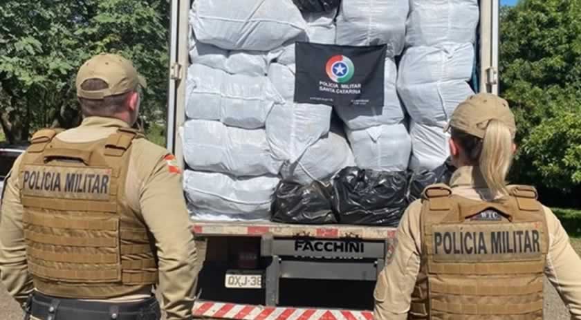 Polícia Militar apreende caminhão carregado com calçados contrafeitos