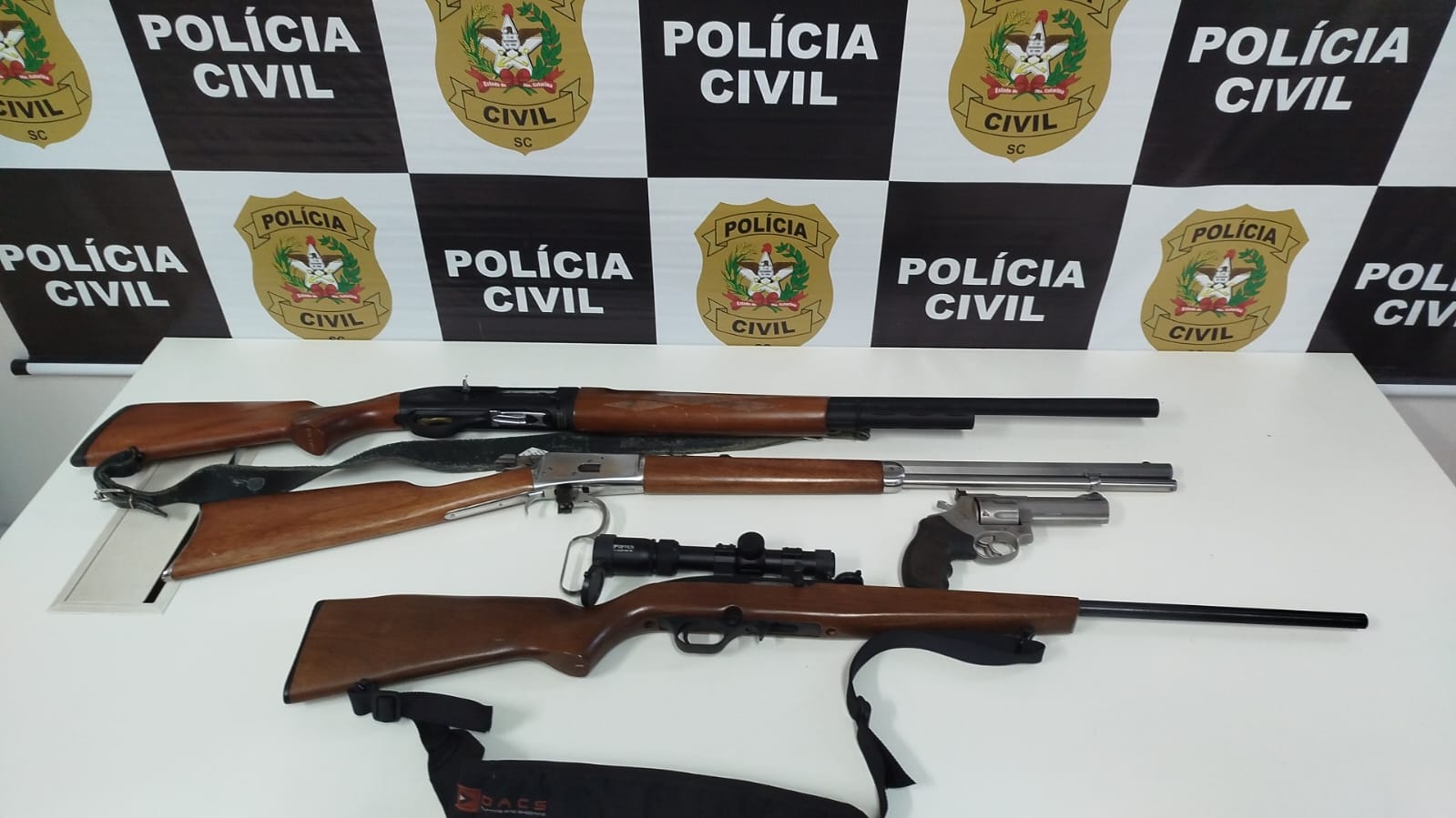 Polícia Civil apreende armas após investigação de ameaça no Oeste