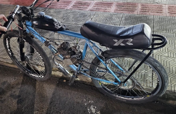 Adolescente é flagrado em ciclomotor ilegal e ruidoso