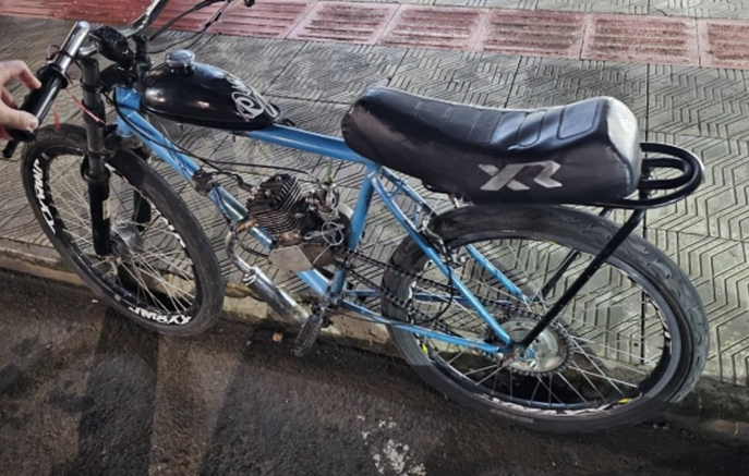 Adolescente é flagrado em ciclomotor ilegal e ruidoso