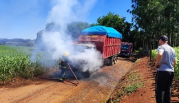 Bombeiros combatem incêndio em caminhão que transportava maravalha