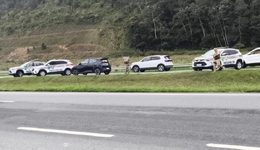 Polícia Militar intercepta carro roubado e suspeito morre após confronto
