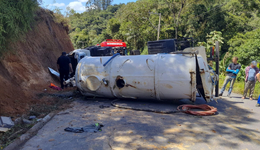 Motorista fica preso nas ferragens após capotar caminhão