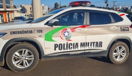 Briga entre vizinhos termina com socos, chutes, chicotadas e idoso com dentes quebrados