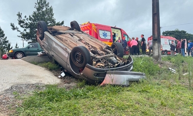 Parati sai da pista e capota após ser fechada por outro veículo na BR-163