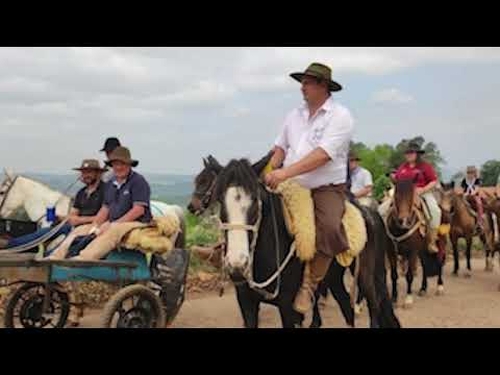 Cavalgada da Chama Crioula reúne mais de 50 participantes