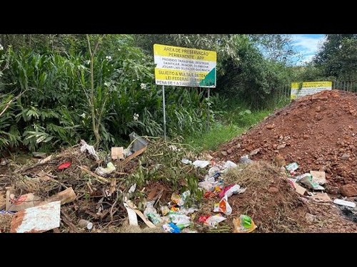 Descarte irregular de lixo é registrado em frente a placa que proíbe a ação em São Miguel do Oeste